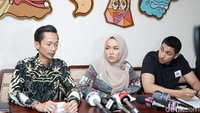 Dalam kesempatan tersebut Medina Zein berusaha untuk meluruskan berita soal dirinya. Pool/Palevi S/detikFoto.