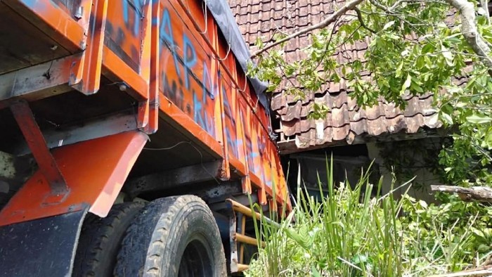 Truk Terjang Rumah Warga di Ciamis