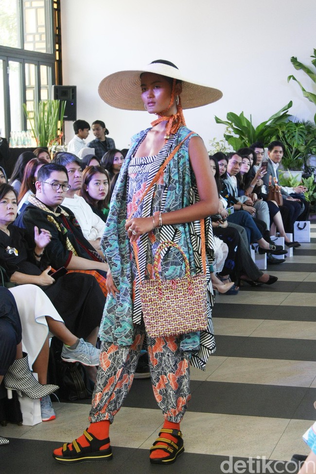 Desainer Nonita Respati menampilkan karya terbaru dari label Purana di koleksi Spring 2020, di Shangri-La Hotel, Jakarta, Senin [10/2/2020]. Foto: Mohammad Abduh/Wolipop