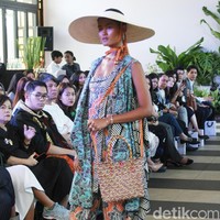 Desainer Nonita Respati menampilkan karya terbaru dari label Purana di koleksi Spring 2020, di Shangri-La Hotel, Jakarta, Senin [10/2/2020]. Foto: Mohammad Abduh/Wolipop