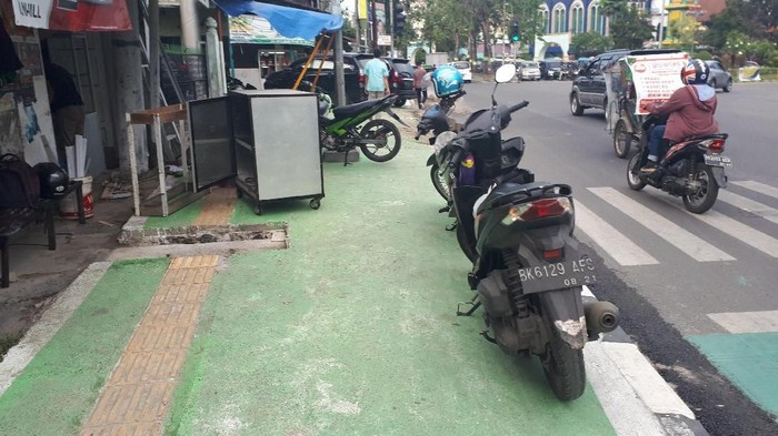Trotoar di Medan yang Jadi Tempat Parkir