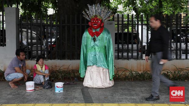 Ondel-ondel sebenarnya cagar budaya Betawi yang sering dimanfaatkan untuk mengamen.