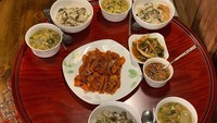 Unggah foto makanan khas Korea, Park So Dam menuliskan emoji banyak nasi hangat. Sepertinya ia pencinta berat nasi ya? Foto: Instagram sodam_park_0908