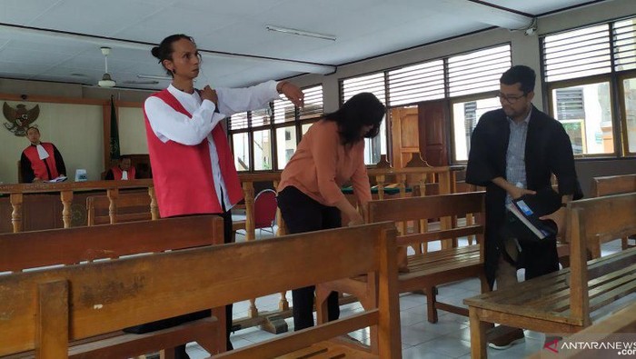 Desainer dari Swiss diadili di Bali