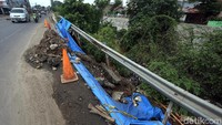 Jalan yang longsor ini tepatnya di KM 41.