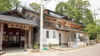 Shibi Onsen terletak di Prefektur Kagoshima, Kota Satsuma. Pemandian air panas ini bersebelahan dengan Shibi Shrine. (JNTO)