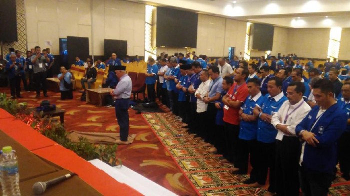 Hatta Rajasa jadi imam salat di Kongres PAN (Foto: Dok. Istimewa)