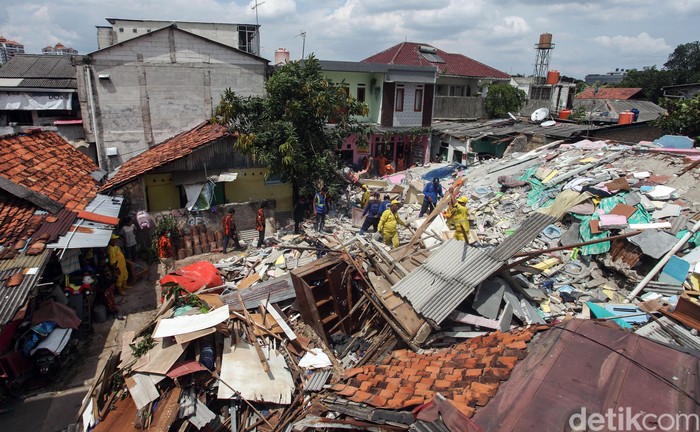 Sebuah bangunan tiga lantai di kawasan Mampang Prapatan roboh pada Sabtu (8/2) lalu. Petugas gabungan dikerahkan untuk membersihkan puing-puing bangunan itu.
