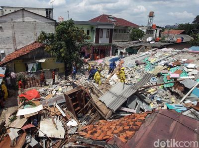 Potret Puing-puing Bangunan Kos yang Ambruk di Mampang