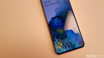 Galaxy S20 tampil dengan layar Dynamic AMOLED 2X berukuran 6,2 inch dengan resolusi QHD+. Foto: Fino Yurio Kristo/detikINET