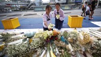 Karangan bunga dan sejumlah tulisan berisi ungkapan duka cita untuk korban penembakan brutal di Thailand masih terus diletakkan oleh warga di kawasan pusat perbelanjaan Terminal 21 di Korat, Nakhon Ratchasima, Thailand, Selasa (11/2/2020).
