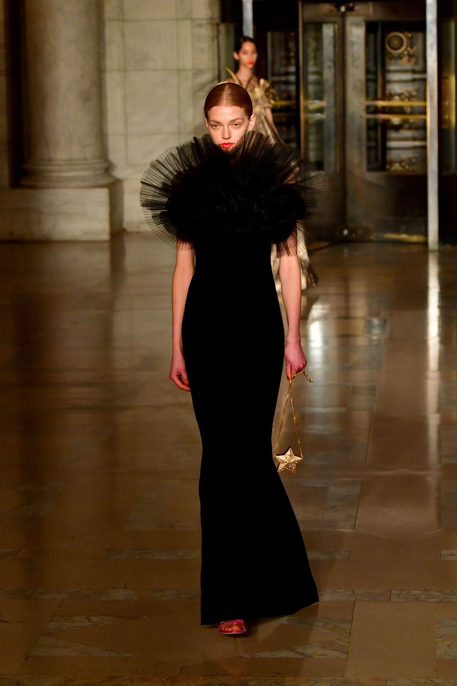 Fashion show Oscar De La Renta menampilkan koleksi gaun malam terbarunya di New York Fashion Week 2020, New York, Senin [10/2/2020]. Photo by Slaven Vlasic/Getty Images.