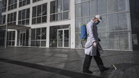 Otoritas China melakukan berbagai upaya untuk mengendalikan dan mencegah penyebaran virus corona di wilayahnya. Sekitar 60 juta orang dikarantina di belasan kota dan sejumlah rumah sakit darurat dibangun untuk menangani para pasien virus corona.