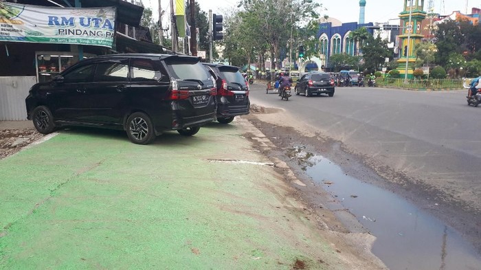 Trotoar di Medan yang Jadi Tempat Parkir