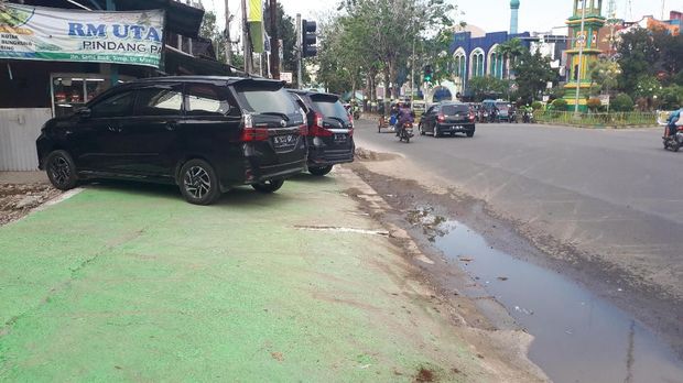  Trotoar di Jalan Setia Budi, Medan, yang baru dipercantik malah jadi tempat parkir hingga guiding block untuk membantu difabel tertutup.