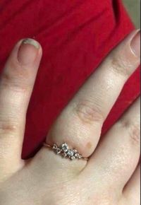 Viral Wanita Pamer Cincin Tunangan, Netizen Salah Fokus ke Kuku