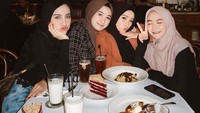 Momen nongkrong di kafe keren bisa dilihat dari dari foto yang satu ini. Sebelum menjadi istri, ia sering menghabiskan nongkrong bersama teman-temannya. Ditemani dengan menu cake red velved dan minuman andalan masing-masing. Foto: Instagram @aghniapunjabi
