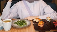 Pose Aghnia Punjabi yang selalu memukau membuat netizen terperangah dengannya. Seperti pada posenya yang satu ini saat menikmati sushi, edamame dengan sumpit. Foto: Instagram @aghniapunjabi