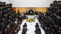 Sejumlah umat Yahudi ultra ortodoks di Israel, berkumpul untuk merayakan Tu Bishvat atau Tahun Baru Pohon, senin (10/2/2020) waktu setempat.