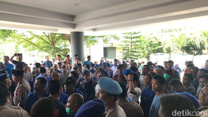 Pendukung Zulhas dan Mulfachri adu jargon di Kongres PAN (Foto: Zhacky/detikcom)