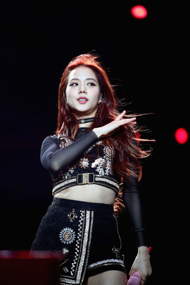 Jisoo Blackpink sering mengenakan crop top yang memamerkan perut ratanya. Seperti pada foto ini, penampilan Jisoo Blackpink saat konser dengan crop top hitam. Foto: Getty Image