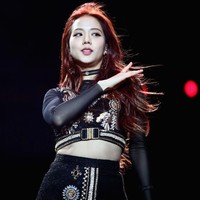 Jisoo Blackpink sering mengenakan crop top yang memamerkan perut ratanya. Seperti pada foto ini, penampilan Jisoo Blackpink saat konser dengan crop top hitam. Foto: Getty Image