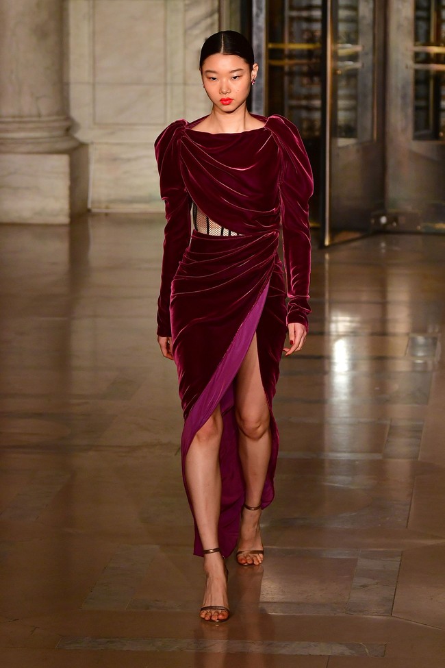 Fashion show Oscar De La Renta menampilkan koleksi gaun malam terbarunya di New York Fashion Week 2020, New York, Senin [10/2/2020]. Photo by Slaven Vlasic/Getty Images.