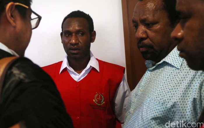 Sidang Pembunuhan Karyawan BUMN Istaka Ditunda Sidang terdakwa Mispo Gwijangge (MG) terkait kasus pembunuhan karyawan PT Istaka Karya di Kabupaten Nduga, Papua ditunda. Penundaan karena hakim tidak lengkap.
