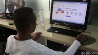 Tak hanya lengkap, perpustakaan Kemendikbud juga canggih lho. Sejumlah komputer disediakan bagi para pengunjung yang hendak mencari buku elektronik maupun jurnal elektronik di sistem perpustakaan tersebut. Selain itu, perpustakaan itu juga dilengkapi dengan akses internet gratis lho.