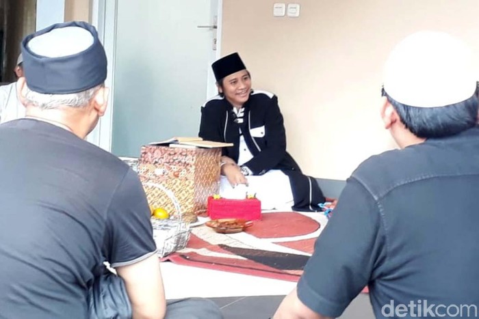 Ini Dia Suami yang Menikah Lagi Diantar Istri Sepekan ini medsos dihebohkan oleh viral video istri mengantar suami menikah lagi. Pengantin pria diketahui bernama Hafi Muhammad Kafi Firdaus atau Abah Cijeungjing.