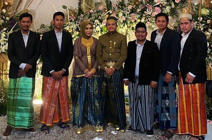 Potret Lamaran Bugis yang Panai-nya Rp 3 Miliar Acara prosesi lamaran khas gadis Bugis di Soppeng, Sulsel, Aqila Nadya viral di medsos karena uang panainya disebut-sebut senilai Rp 3 miliar. Begini potret lamarannya.