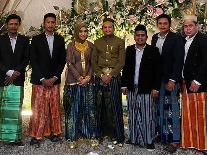 Potret Lamaran Bugis yang Panai-nya Rp 3 Miliar Acara prosesi lamaran khas gadis Bugis di Soppeng, Sulsel, Aqila Nadya viral di medsos karena uang panainya disebut-sebut senilai Rp 3 miliar. Begini potret lamarannya.