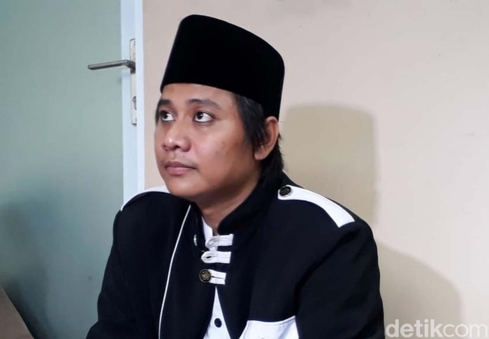 Ini Dia Suami yang Menikah Lagi Diantar Istri Sepekan ini medsos dihebohkan oleh viral video istri mengantar suami menikah lagi. Pengantin pria diketahui bernama Hafi Muhammad Kafi Firdaus atau Abah Cijeungjing.