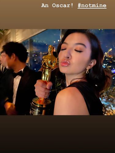 'Parasite' Menang, Piala Bong Joon-Ho Dipinjam Raline Shah