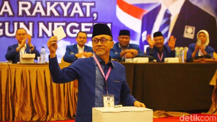Zulkifli Hasan (Zulhas) terpilih kembali menjadi Ketua Umum PAN. Zulhas mengungguli kandidat lain yaitu Mulfachri dan Dradjad.