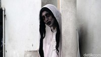 Ada juga Cosplayer kuntilanak yang bersembunyi di balik tiang.