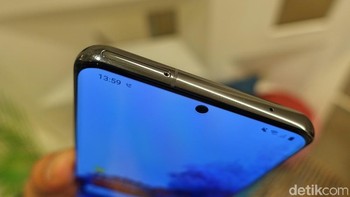 Bagian atas terdapat port SIM Card. Foto: Fino Yurio Kristo