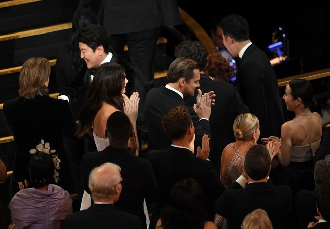 Camila Morrone mendampingi sang pacar Leonardo DiCaprio yang pada ajang Oscar 2020 menjadi nominator aktor terbaik lewat aktingnya di film Once Upon a Time in Hollywood. Berpisah di karpet merah, Camila dan Leonardo tertangkap kamera duduk bersebelaham saat acara Oscar 2020 dimulai. Foto: Amy Sussman/Getty Images, Dok. Instagram