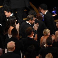 Camila Morrone mendampingi sang pacar Leonardo DiCaprio yang pada ajang Oscar 2020 menjadi nominator aktor terbaik lewat aktingnya di film Once Upon a Time in Hollywood. Berpisah di karpet merah, Camila dan Leonardo tertangkap kamera duduk bersebelaham saat acara Oscar 2020 dimulai. Foto: Amy Sussman/Getty Images, Dok. Instagram