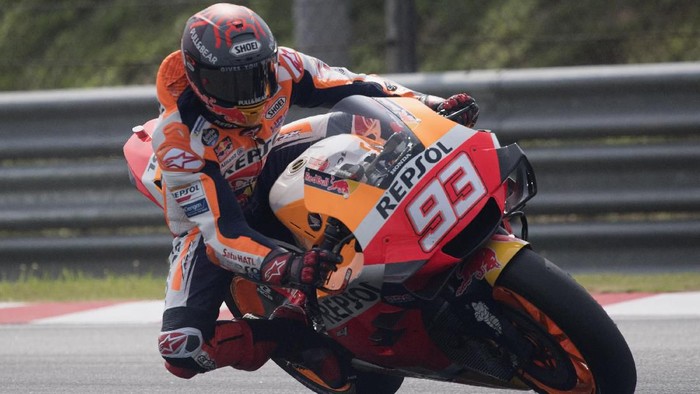 KUALA LUMPUR, MALAYSIA - FEBRUARY 09:  Marc Marquez of Spain and Repsol Honda Team heads dwon a straight during the MotoGP Pre-Season Tests at Sepang Circuit on February 09, 2020 in Kuala Lumpur, Malaysia.  (Photo by Mirco Lazzari gp/Getty Images)