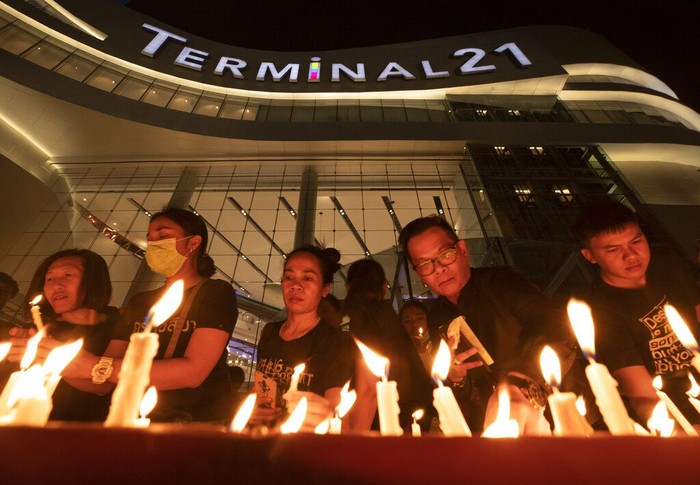 Warga menggelar doa bersama untuk para korban penembakan brutal di Thailand. Karangan bunga dan lilin juga tampak menghiasi lokasi penembakan brutal itu.