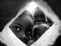 Kompetisi foto hitam-putih memamerkan sejumlah karya terbaik dari berbagai fotografer di dunia. Penasaran deretan foto-fotonya? Yuk, lihat.
