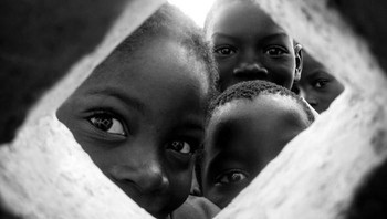 Foto karya Mandy Pack dari Kanada yang berjudul Eyespy memenangkan juara kedua kontes fotografi hitam dan putih untuk kategori documentary & street. Istimewa/Dok. Boredpanda.