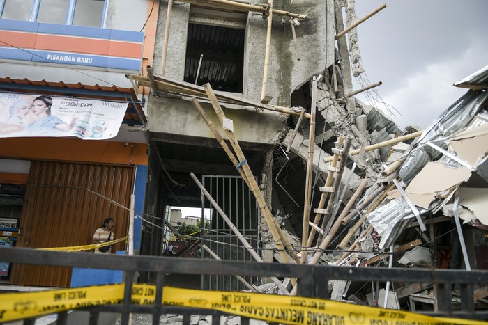 GEDUNG AMBRUK DI JAKARTA Warga melihat bangunan yang ambruk di Jalan Pisangan Baru, Matraman, Jakarta, Selasa (11/02/2020). Gedung berlantai tiga dalam proses pembangunan tersebut ambruk pada Selasa (11/2) pukul 11.00 WIB, sementara polisi masih menyelidiki penyebab kejadian. NTARA FOTO/Galih Pradipta/foc.