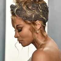 Ciara lalu menyempurnakan gayanya dengan  rambut bergaya up-do yang dihiasi bandana senada. (Foto: Frazer Harrison/Getty Images)