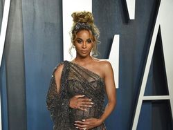 Hamil, Ciara Seksi Pakai Gaun Menerawang di After Party Oscar