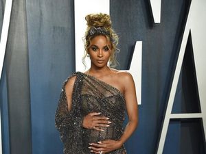 Hamil, Ciara Seksi Pakai Gaun Menerawang di After Party Oscar