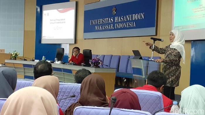 Gubernur Jatim Khofifah Indar Parawansa mengisi kuliah umum di Unhas Makassar (MN Abdurrahman/detikcom)