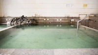 Kolam pemandian Shibi bisa menampung 200 liter air. Air dalam kolam tidak didaur ulang tapi dibiarkan mengalir. Sehingga kolam ini tetap jernih setiap saat. (JNTO)