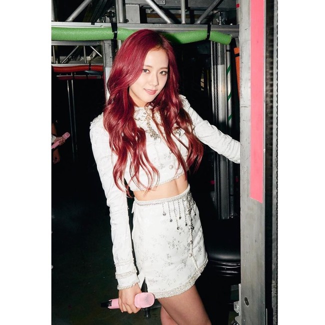 Banyak netizen terpesona dengan tubuh langsing Jisoo Blackpink. Idol berusia 25 tahun ini pun kerap memperlihatkan kaki jenjangnya yang memukau Foto: Instagram
